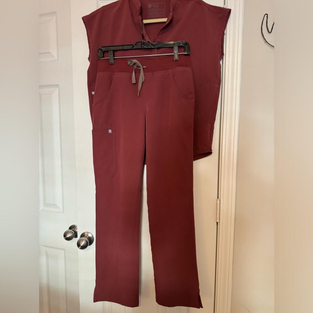 Figs DARK CHERRY scrub set. Size XS. Limited edition color. 🍒